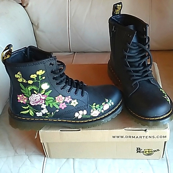 Dr. Martens Shoes - NIB Women's Dr. MARTENS Air Wair black FLORAL Bloom K Hydro boots size 5